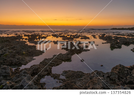 屋久島最大的隆起珊瑚礁，春田海岸的黎明（冬季） 137354826