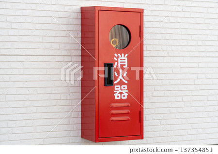 安裝在建築物外牆上的帶玻璃窗的滅火器箱 137354851