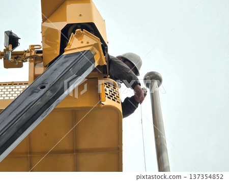 Replacing the rope on the flag pole using a high-altitude work vehicle - Construction photo 137354852