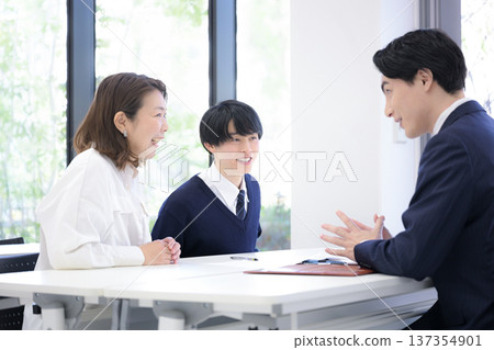 Parents and children having career counseling sessions at cram schools and schools. Image of a three-way consultation for high school and university entrance exams. Parents and children having career counseling sessions at cram schools and schools. Image of a three-way consultation for high school and university entrance exams. 137354901