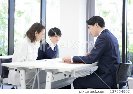 家長和孩子在補習班和學校進行職業諮詢。圖片顯示的是高中和大學入學考試的三方諮詢。 137354902