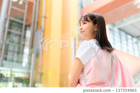 A smiling woman at the airport ■Photography cooperation: Kansai International Airport (KIX) A smiling woman at the airport ■Photography cooperation: Kansai International Airport (KIX) 137354983