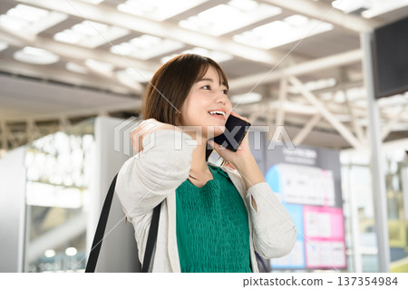 一名女子在車站用手機通話。照片由關西國際機場(KIX)提供。 一名女子在車站用手機通話。照片由關西國際機場(KIX)提供。 137354984