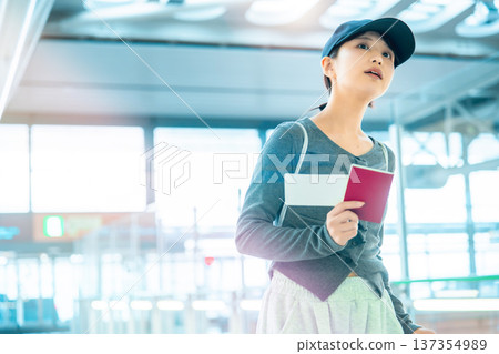 一名女子在機場手持文件。照片由關西國際機場(KIX)提供。 一名女子在機場手持文件。照片由關西國際機場(KIX)提供。 137354989