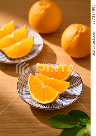 擺放在盤子上的Dekopon 137354993