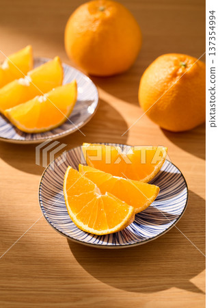 擺放在盤子上的Dekopon 137354994