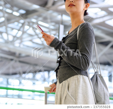 一名女子在機場檢查證件。照片由關西國際機場（KIX）提供。 137355028
