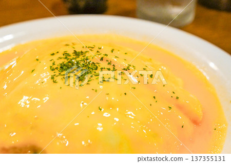 Omelette rice decorated with rich cream sauce 137355131