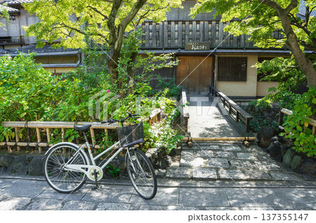 寧靜的景色,有日式花園和自行車。 寧靜的景色,有日式花園和自行車。 137355147