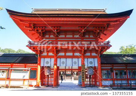 一座歷史悠久的神社的美麗朱紅色大門 一座歷史悠久的神社的美麗朱紅色大門 137355155
