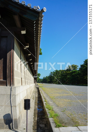 The beauty of the walls and tiled roofs that adorn traditional Japanese architecture 137355171