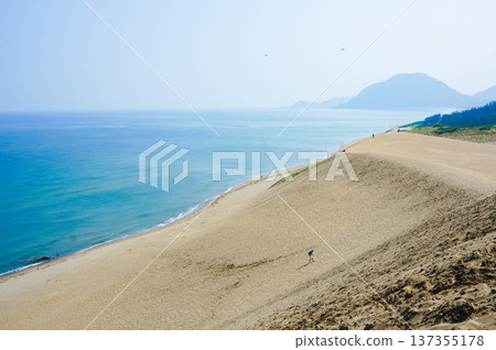 鳥取沙丘和日本海的壯麗景色 鳥取沙丘和日本海的壯麗景色 137355178