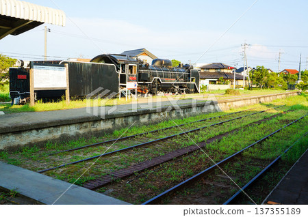 Scenery of the old station and railway tracks with a steam locomotive on display 137355189