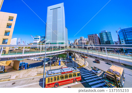 日本橫濱市的城市景觀，包括櫻木町站入口十字路口、紅鞋、橫濱市政廳和索道（3月5日） 137355233