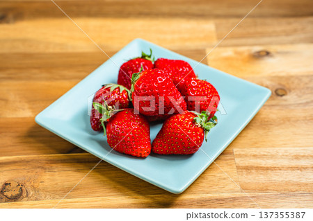各種新鮮草莓、成熟的紅色當季水果 137355387