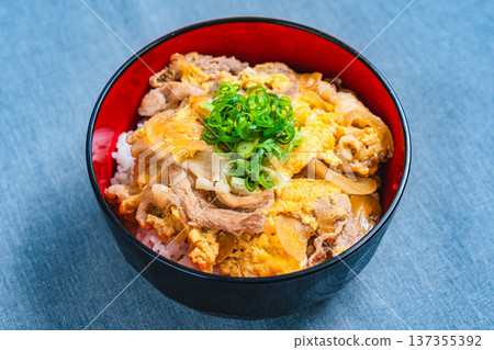 塔寧頓：日式蓋飯，配豬肉和雞蛋 137355392
