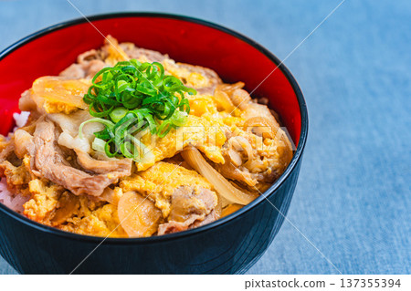 塔寧頓：日式蓋飯，配豬肉和雞蛋 137355394