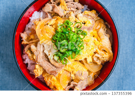 塔寧頓：日式蓋飯，配豬肉和雞蛋 137355396