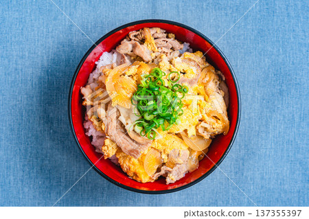 塔寧頓：日式蓋飯，配豬肉和雞蛋 137355397