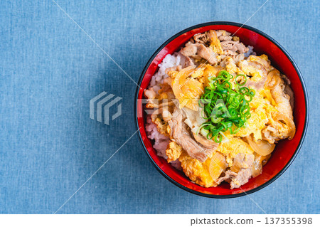 塔寧頓：日式蓋飯，配豬肉和雞蛋 137355398