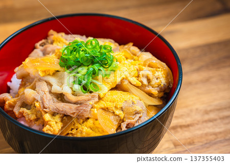 塔寧頓:日式蓋飯,配豬肉和雞蛋 塔寧頓:日式蓋飯,配豬肉和雞蛋 137355403