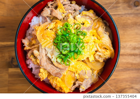 塔寧頓：日式蓋飯，配豬肉和雞蛋 137355404