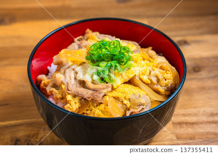 塔寧頓：日式蓋飯，配豬肉和雞蛋 137355411