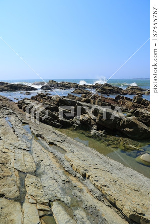 Waves that strike the rocks Waves that strike the rocks 137355767