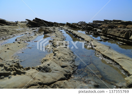 Waves that strike the rocks 137355769