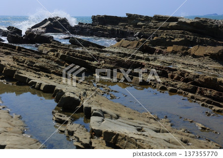 Waves that strike the rocks 137355770