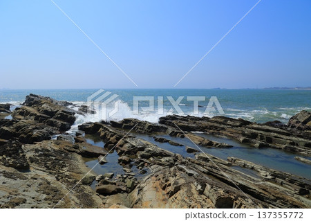 Waves that strike the rocks Waves that strike the rocks 137355772