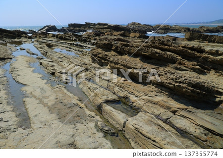 Waves that strike the rocks 137355774