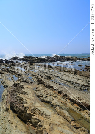 Waves that strike the rocks Waves that strike the rocks 137355776