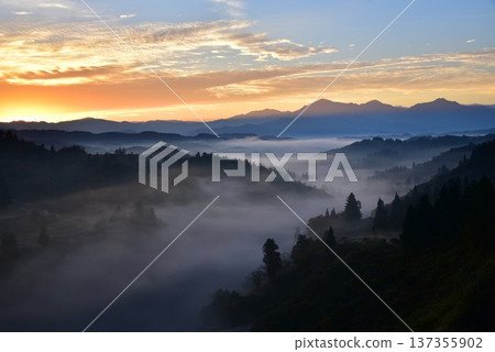 新潟縣長岡市越後川口木澤的黎明時分,雲海和朝霞的越後三山 新潟縣長岡市越後川口木澤的黎明時分,雲海和朝霞的越後三山 137355902