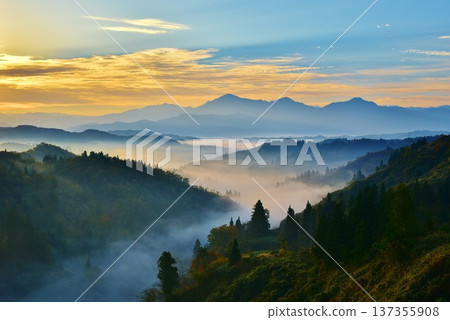 新潟縣長岡市越後川口木澤的黎明時分，雲海和朝霞的越後三山 137355908