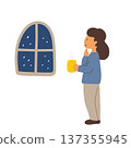 一位憂心忡忡的女子手拿飲料，望著窗外。 137355945
