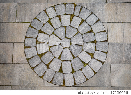 Cobblestone circle pattern forming a design on modern outdoor paving 137356096