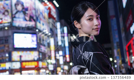 夜幕降臨，秋葉原霓虹燈下，一位身穿黑色和服的日本女子映入眼簾。 137356489