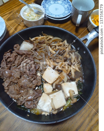 家常燉肉、蔬菜和豆腐 137356779