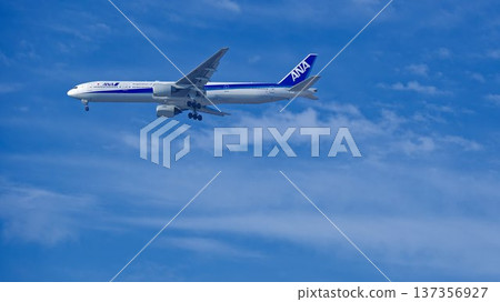 一架全日空航空(ANA)的波音777-300客機在藍天下飛行 一架全日空航空(ANA)的波音777-300客機在藍天下飛行 137356927