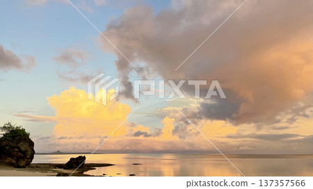 Beautiful sunrise coastal scenery, mirror-like water surface, Nakijin Village, Okinawa Prefecture Beautiful sunrise coastal scenery, mirror-like water surface, Nakijin Village, Okinawa Prefecture 137357566