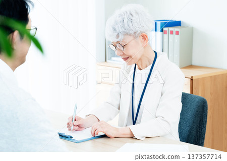 接受諮詢的高級婦女 接受諮詢的高級婦女 137357714