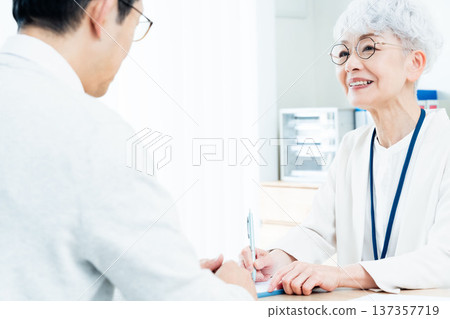 接受諮詢的高級婦女 137357719