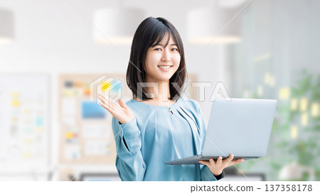帶筆記型電腦的女人/女商人 137358178