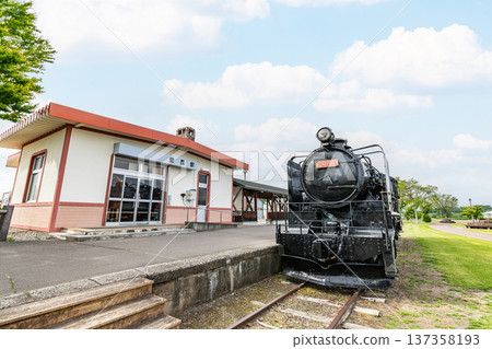 北海道帶廣市——熱門旅遊景點——陽光明媚的日子裡,原日本國鐵廣尾線上的愛國站,以及一輛保存完好的蒸汽機車。 北海道帶廣市——熱門旅遊景點——陽光明媚的日子裡,原日本國鐵廣尾線上的愛國站,以及一輛保存完好的蒸汽機車。 137358193