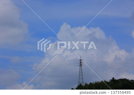 漂浮在藍天上的雲彩 137358495