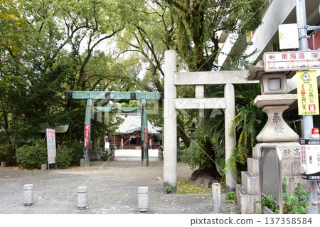 三重縣四日市東海道沿岸的諏訪神社第一、二鳥居 137358584