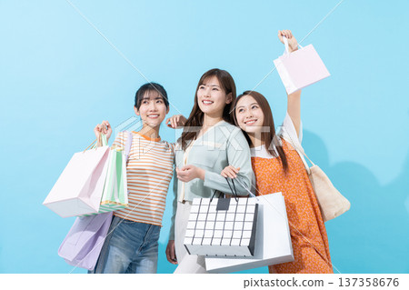 一個喜歡購物的年輕女子 一個喜歡購物的年輕女子 137358676