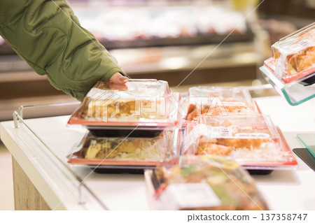 一位女士在超市購買午餐 一位女士在超市購買午餐 137358747