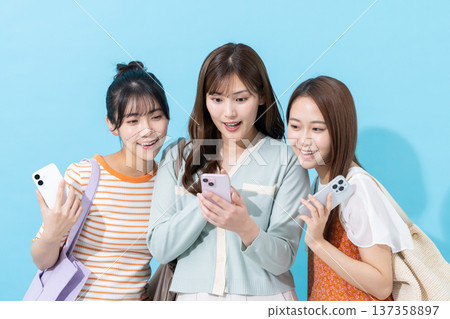 看智能手機的少婦 137358897